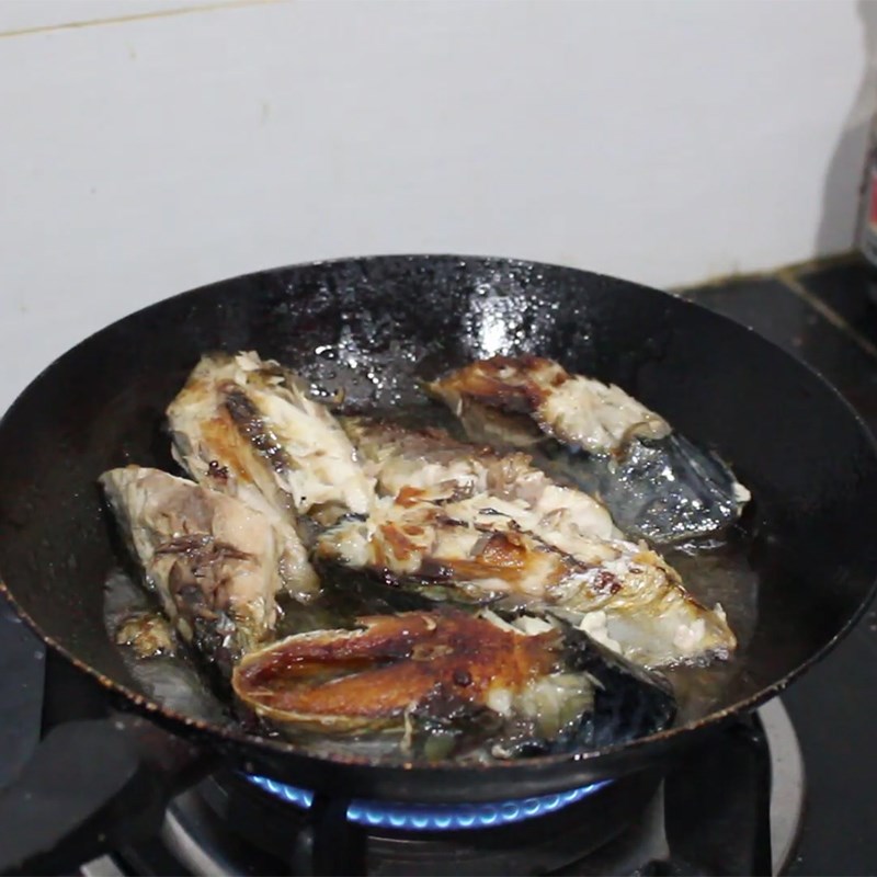 Bước 2 Chiên cá cách làm cá nục kho xì dầu (nước tương)