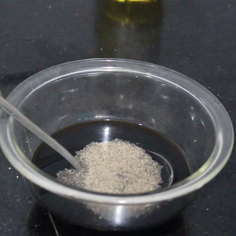 Bước 3 Pha nước sốt cách chế biến cá nục kho xì dầu