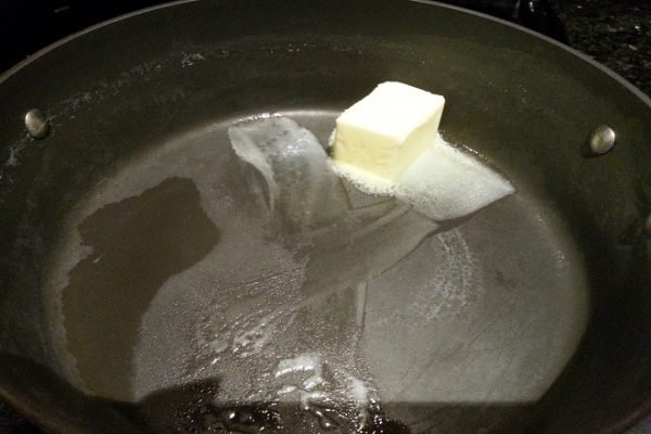 Cho bơ vào chảo nóng đến khi bơ tan chảy.