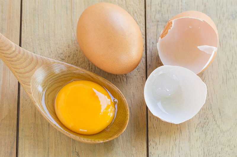 Ăn trứng gà sống có tác dụng gì ?