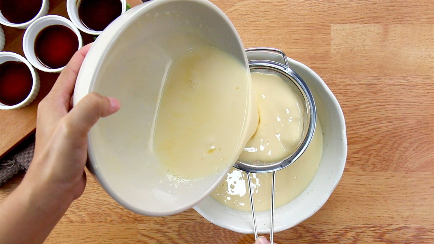 Làm hỗn hợp sữa trứng